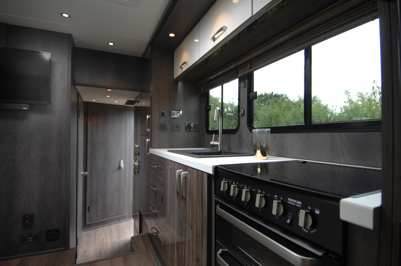 Luxury 18-tonne Scania EQ-built horsebox. 5 stall / 6 berth