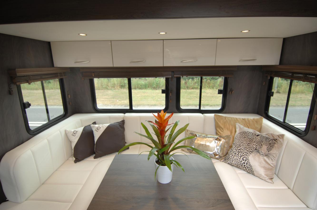 Luxury 18-tonne Scania EQ-built horsebox. 5 stall / 6 berth