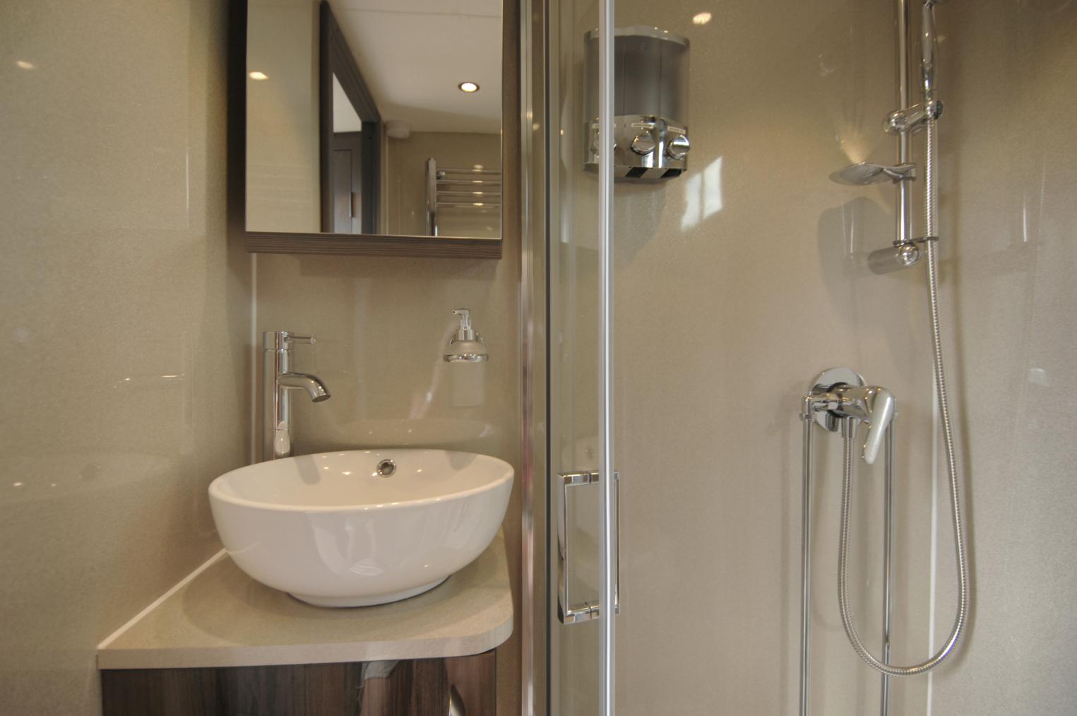Luxury 18-tonne Scania EQ-built horsebox. 5 stall / 6 berth