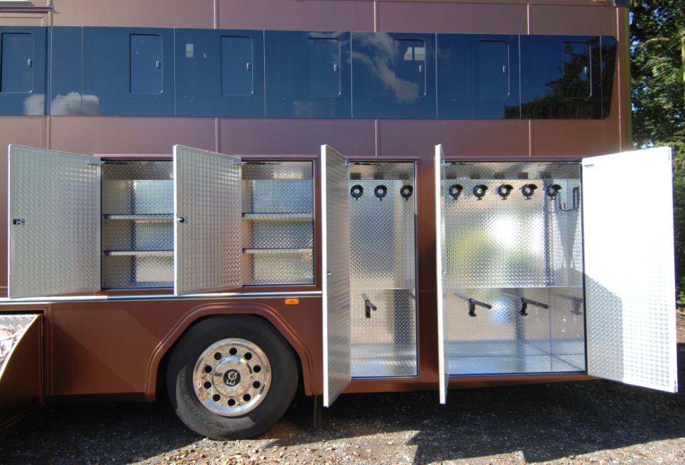 Luxury 18-tonne Scania EQ-built horsebox. 5 stall / 6 berth