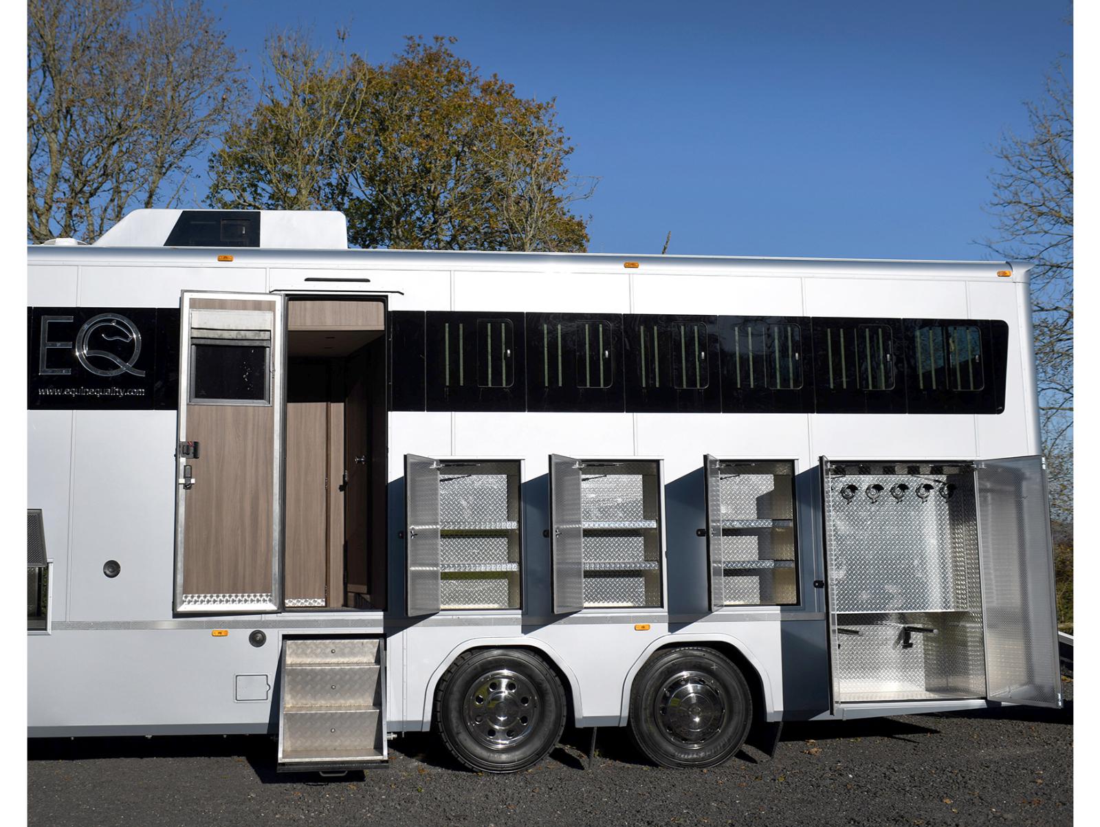 2022 EQ built 21-tonne 3-axle 5 large stall, 6 berth Luxury horsebox