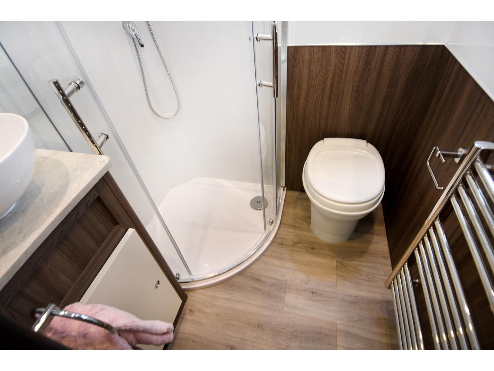 2022 EQ built 21-tonne 3-axle 5 large stall, 6 berth Luxury horsebox