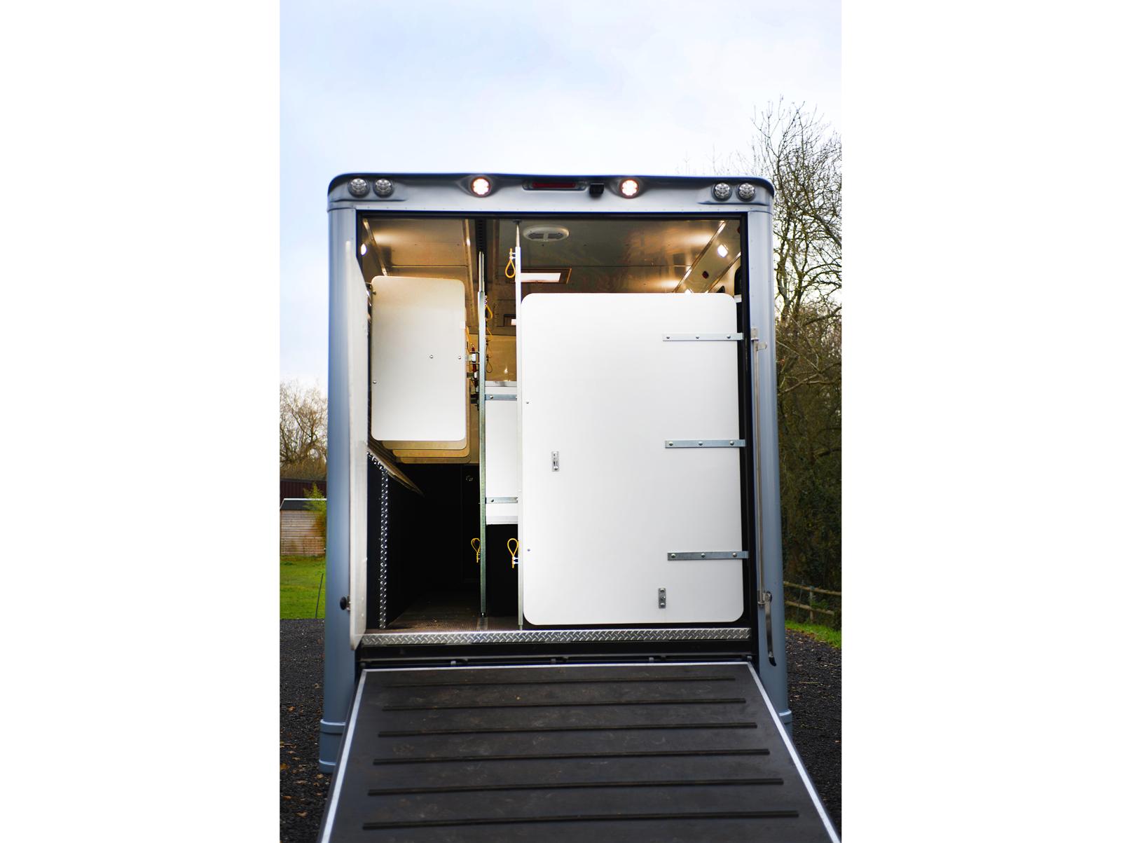 2022 EQ built 21-tonne 3-axle 5 large stall, 6 berth Luxury horsebox