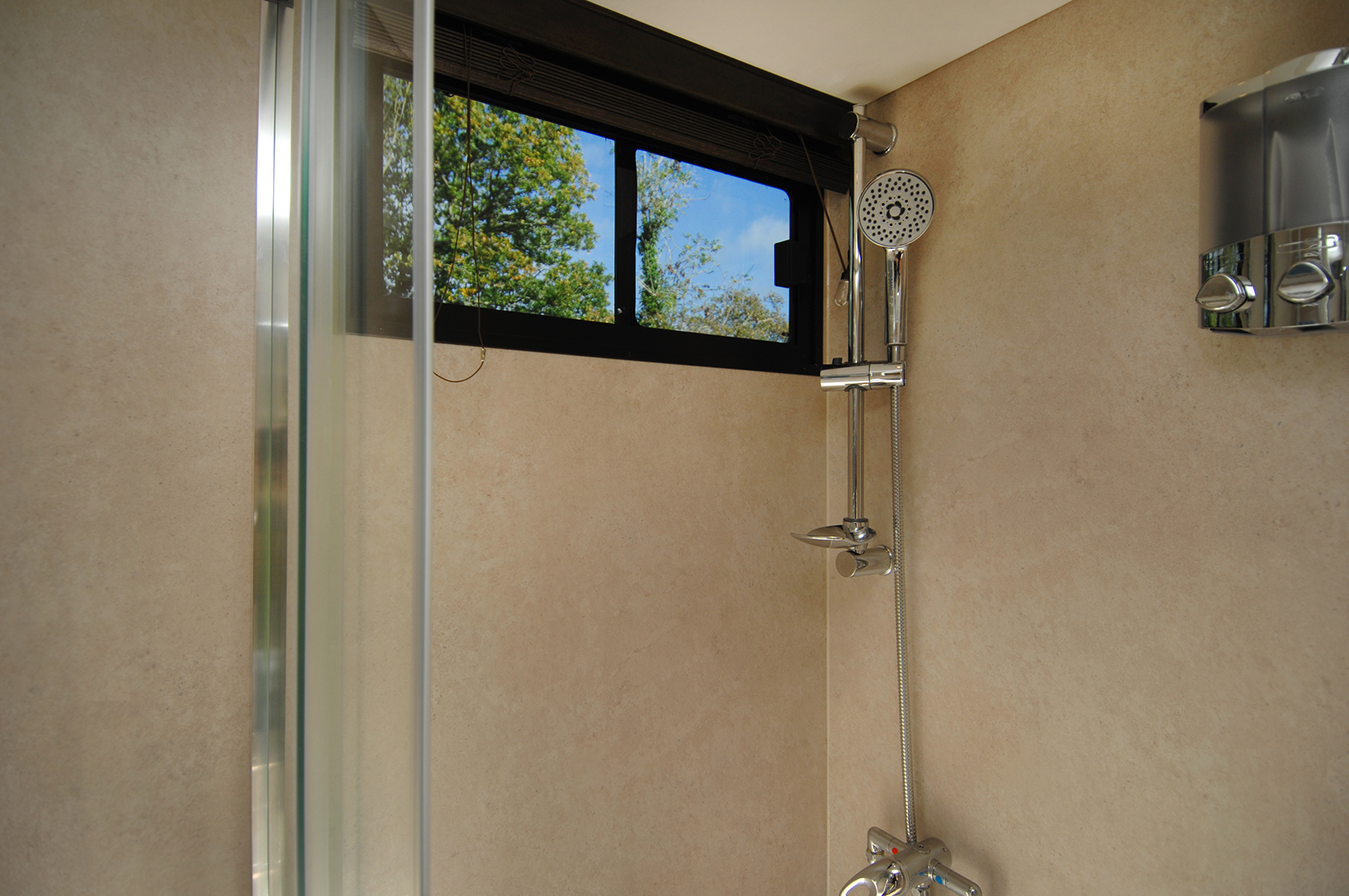 New build RHD Volvo Luxury 18-tonne EQ-built 5 stall / 6 berth