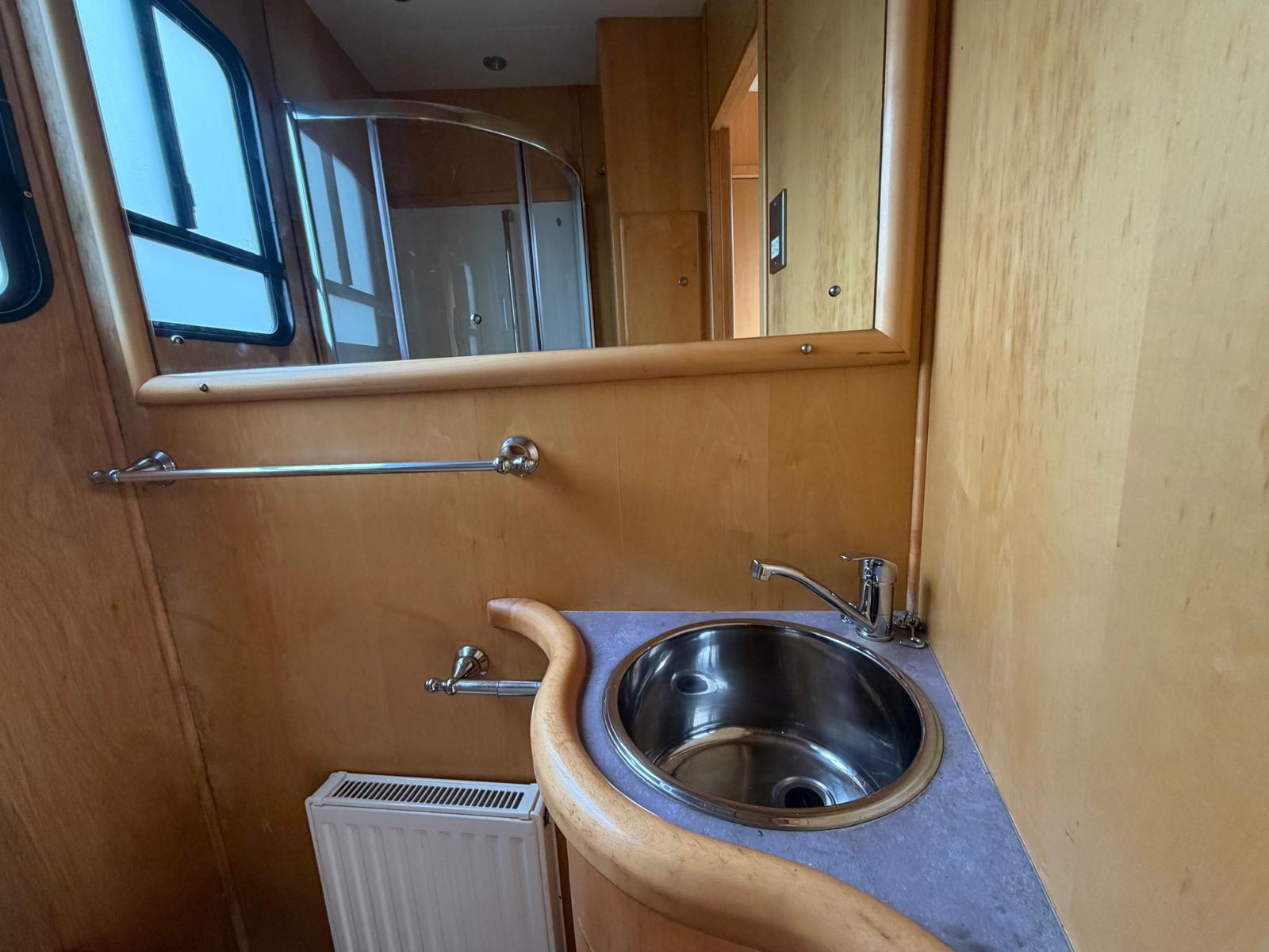 Whittaker 14-tonne 4 large stall 4 berth luxury horsebox