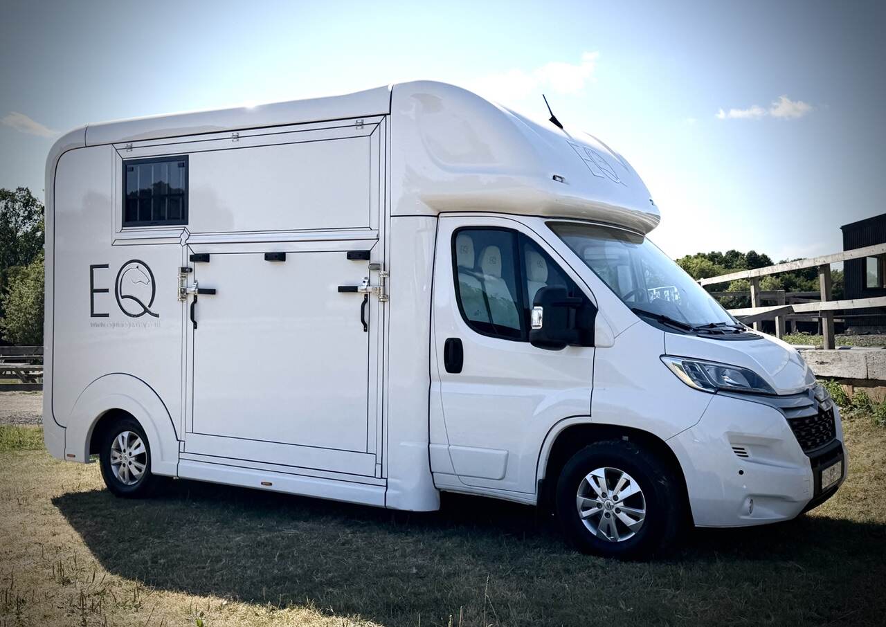 New-build LHD 3.5-tonne Citroen Professional horsebox. Auto. 2 stall