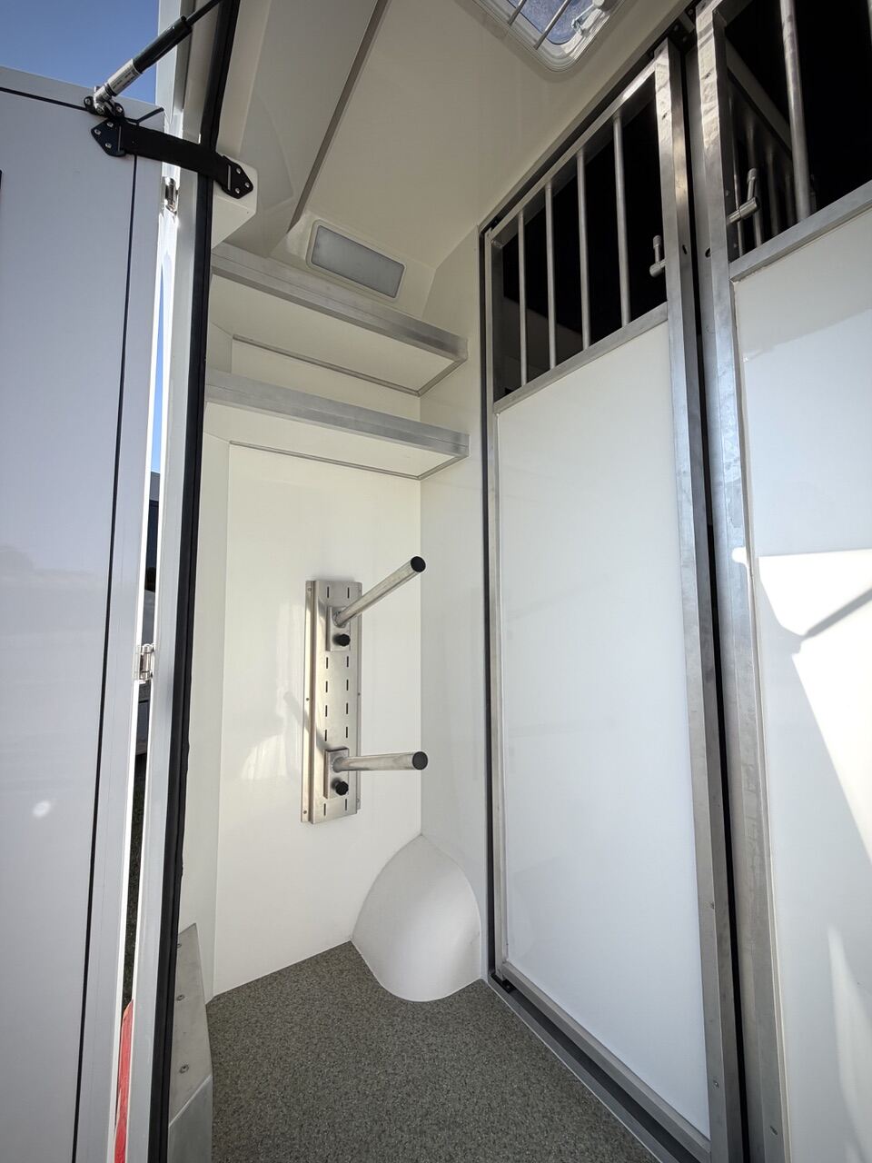 New-build LHD 3.5-tonne Citroen Professional horsebox. Auto. 2 stall