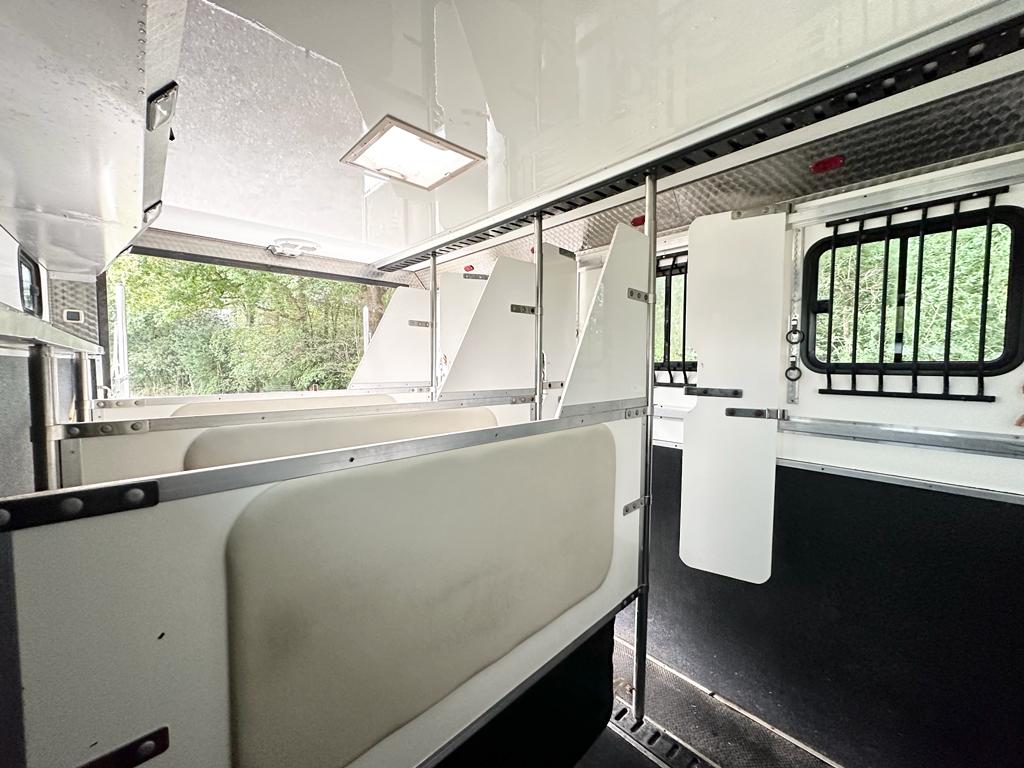 15-tonne coach-built DAF. Auto. 4 large stalls. Sleeps 4