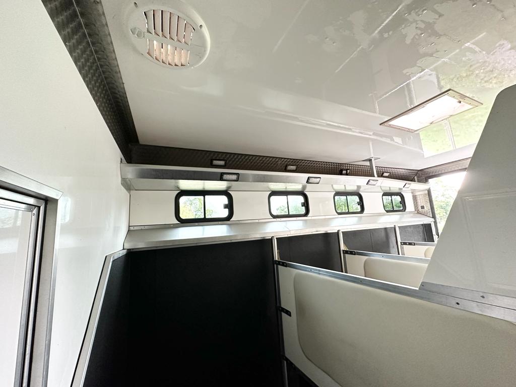 15-tonne coach-built DAF. Auto. 4 large stalls. Sleeps 4
