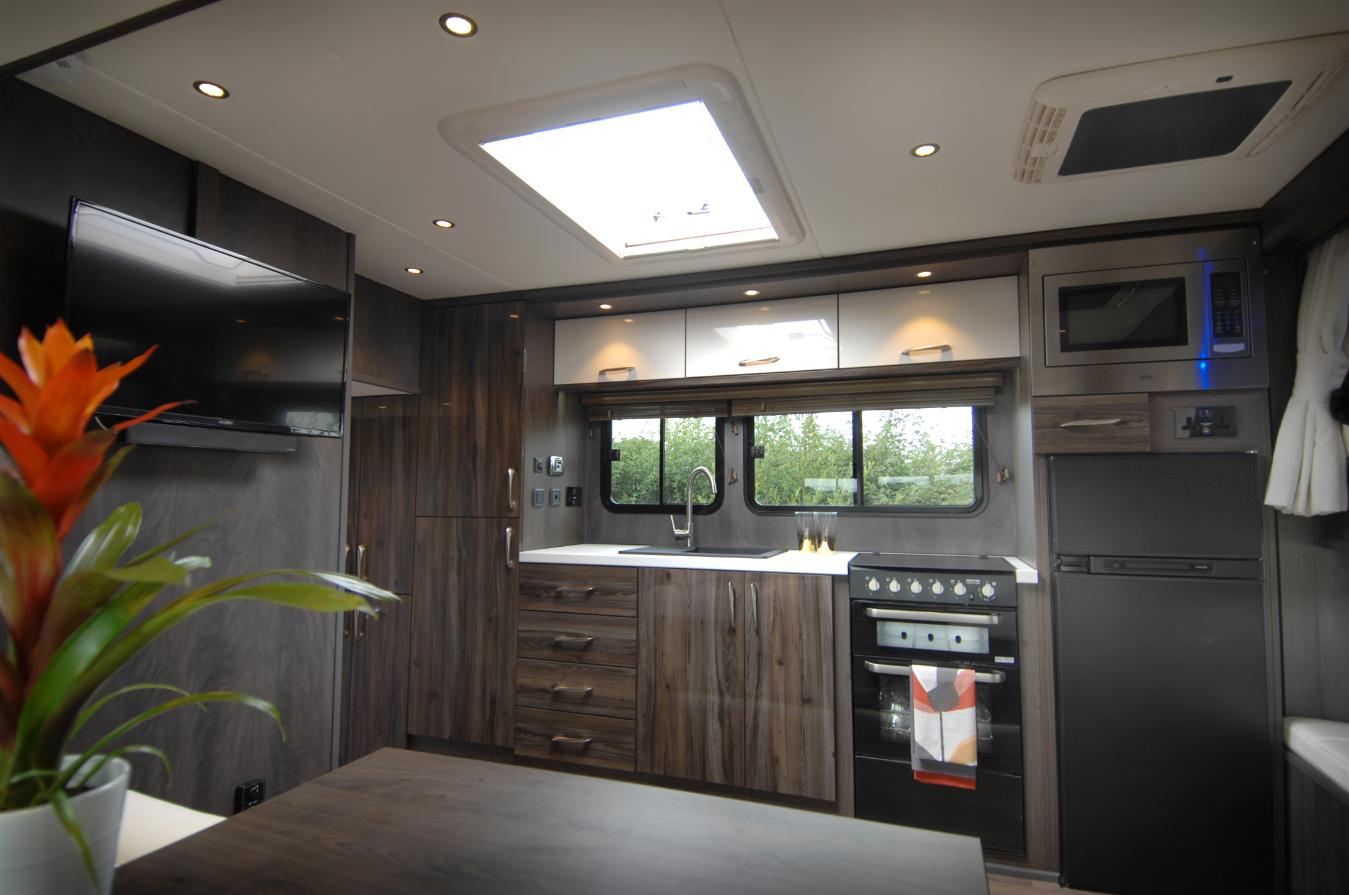 Luxury 18-tonne Scania EQ-built horsebox. 5 stall / 6 berth