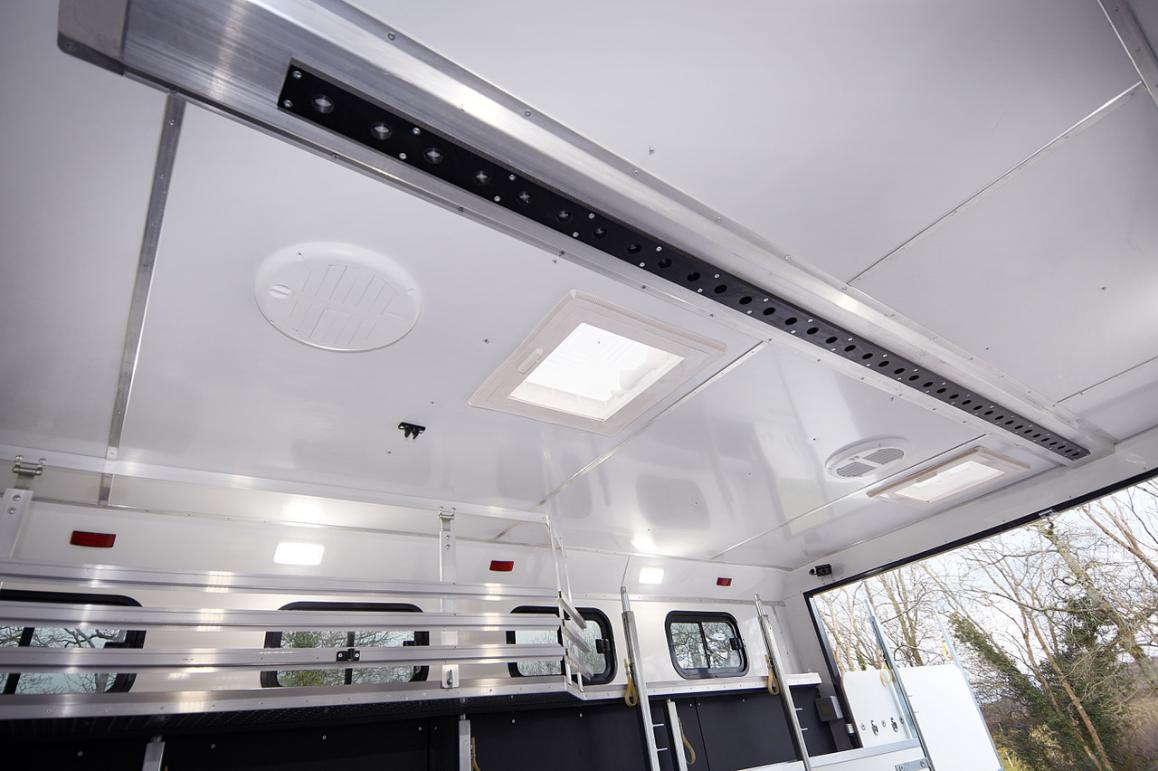New-build Luxury 12-tonne DAF EQ-built horsebox. 4-stall / 6 berth