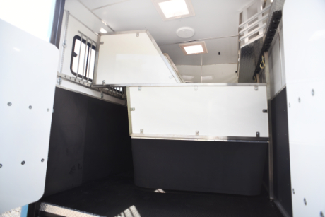 2025 EQ built Luxury 7.5 tonne horsebox. 3 stall. 4 berth