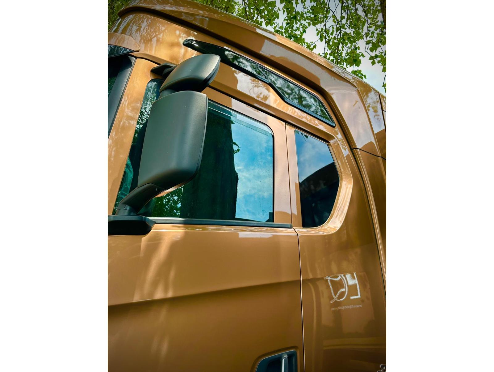 New build Scania Premium Luxury 26-tonne EQ-built horsebox. 5 stall / 6 berth