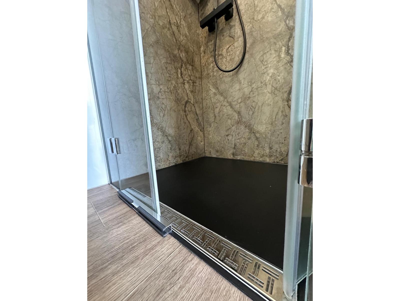 New build Scania Premium Luxury 26-tonne EQ-built horsebox. 5 stall / 6 berth