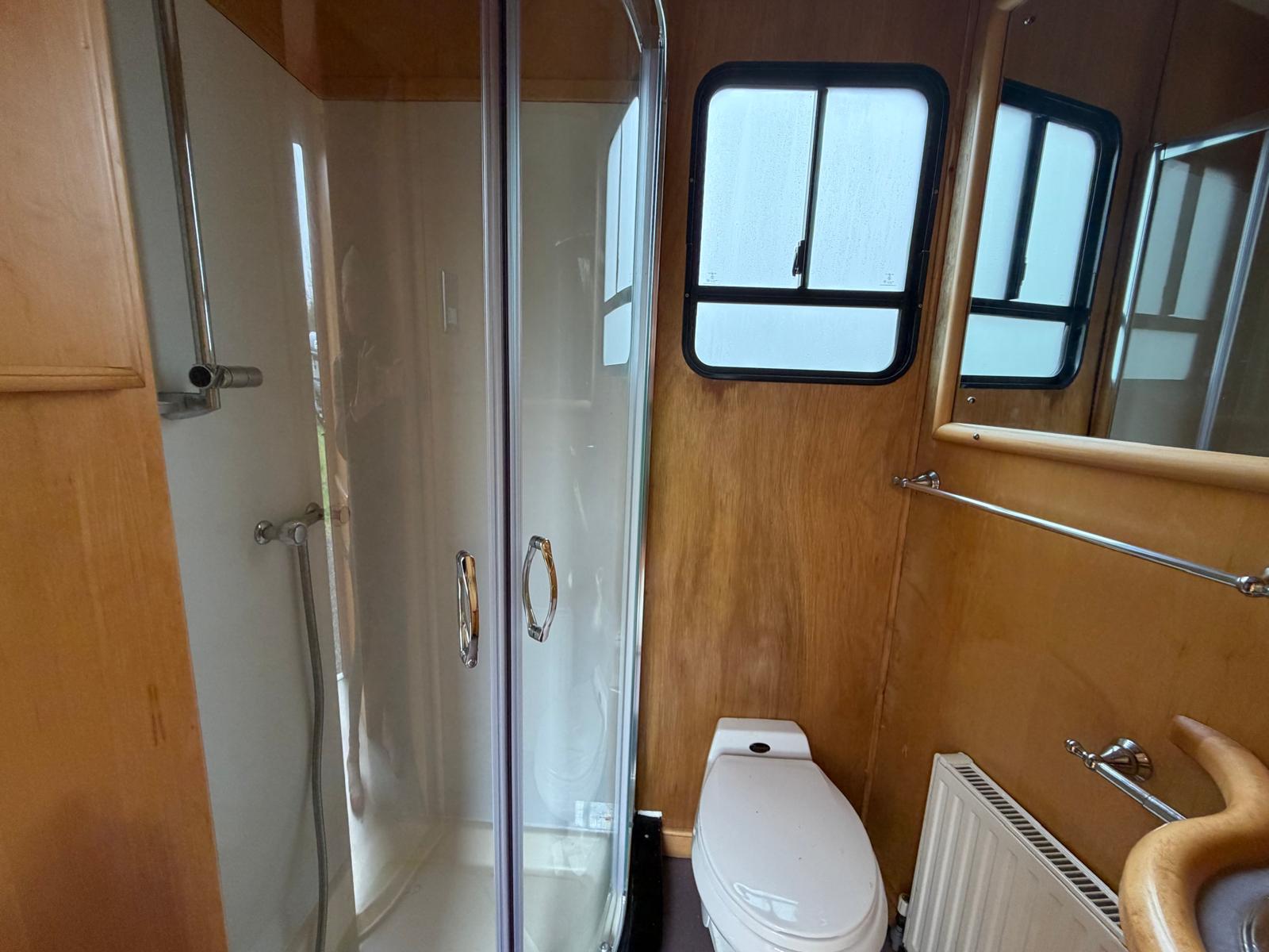 Whittaker 14-tonne 4 large stall 4 berth luxury horsebox